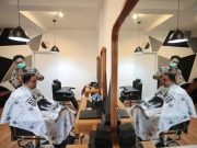 Setelah Ganjar, Anies Juga Cukur : Ini Namanya Tukang Cukur yang Bawa Solusi