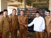 Pj. Bupati Pidie Wahyudi Adisiswanto Salurkan Sapi Meugang Untuk Masyarakat Miskin