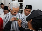 Masyarakat Sasak NTB Sematkan PIN Dan Pemaje ke Ganjar Pranowo Sebagai Penghormatan